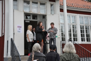 Johanna Odö, kommunalråd i Norbergs kommun, inviger Konst åt alla i Karbenning